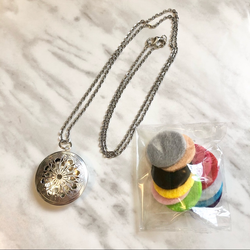 🎉 New Round Flower Locket Diffuser Necklace